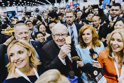 Warren Buffett à chegada à Assembleia Geral Anual de Acionistas da Berkshire.








